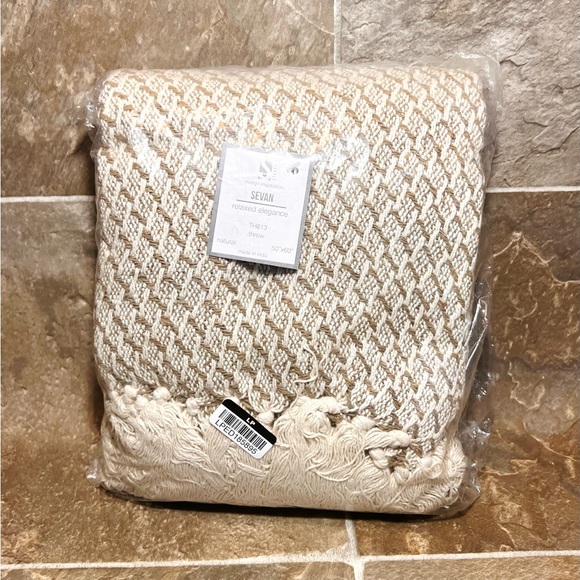 50"x60" Classic Tassel Trim Throw Blanket Beige - Saro Lifestyle - New - Picture 4 of 5